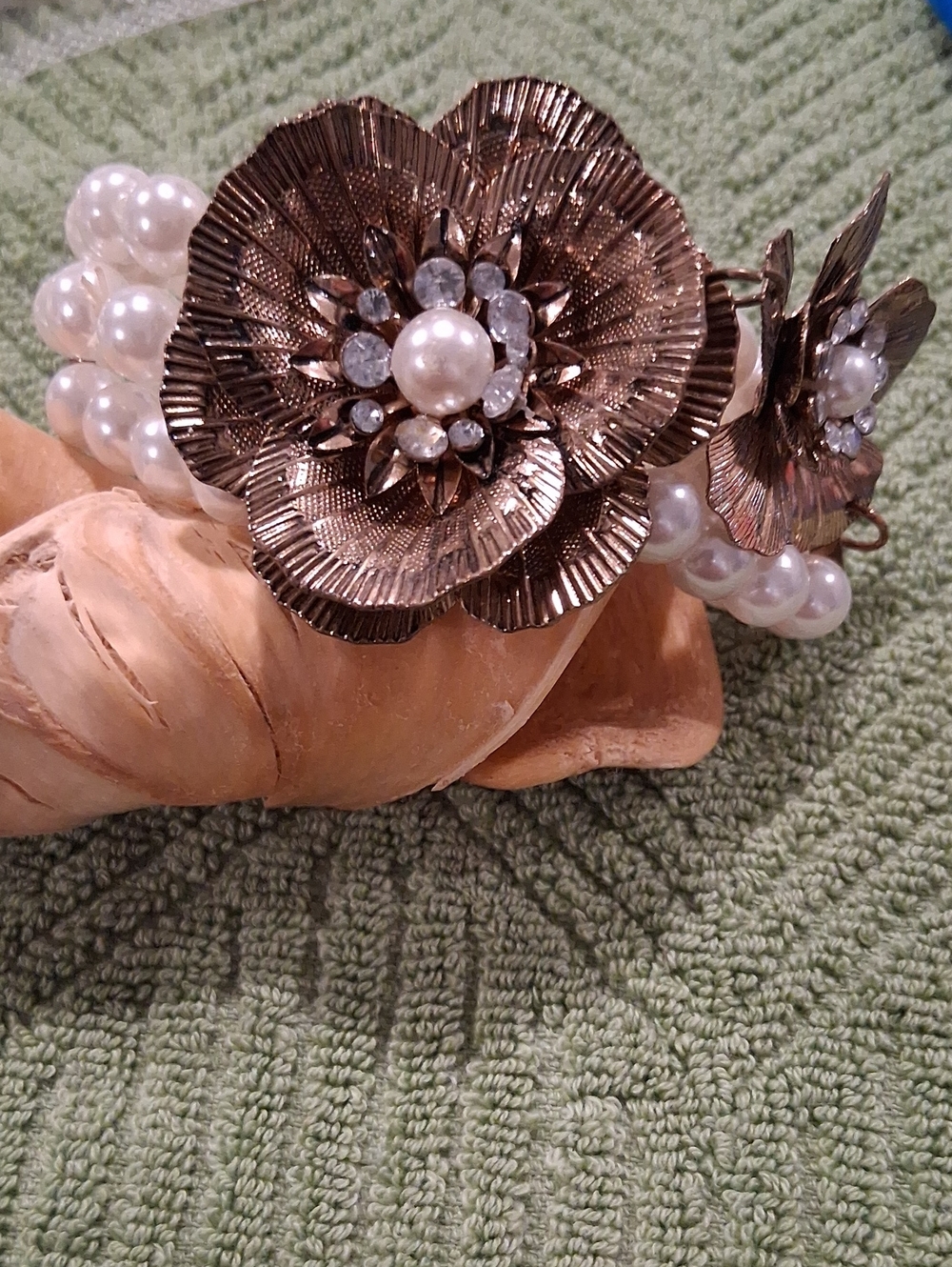 Pearl and Antique Gold Flower Bracelet Stretch